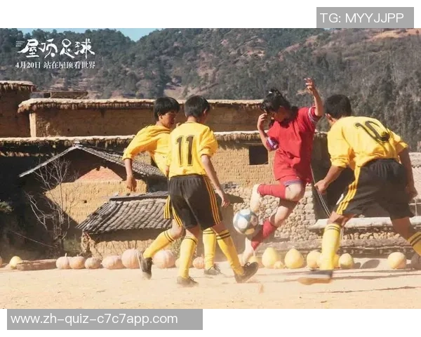 金黄的足球在阳光下闪耀梦想的光芒与青春的热血交织成的美好回忆